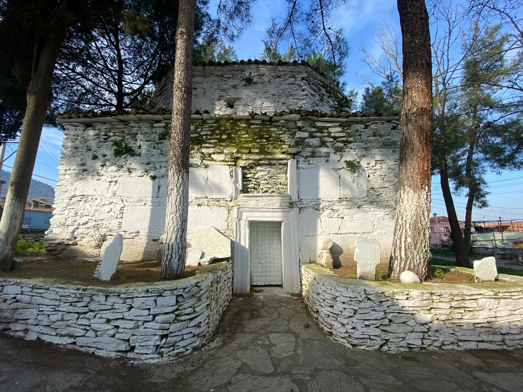 Alamadan Dede Mausoleum and Tomb