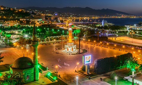 Площадь Ататюрка в Конаке fotoğrafı