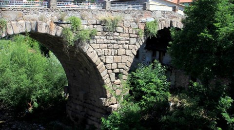 Bergama Sarpanlar Stream Bridge fotoğrafı